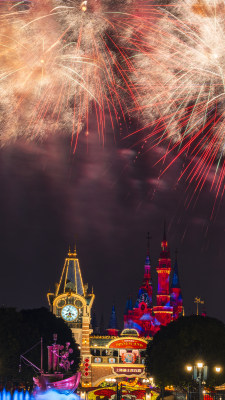 迪士尼城堡上空绚烂烟花夜景