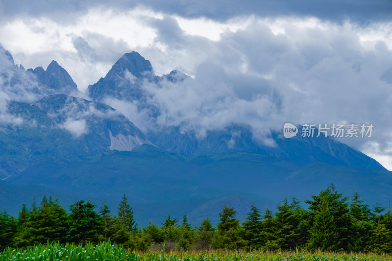 云雾缭绕的巍峨山峰