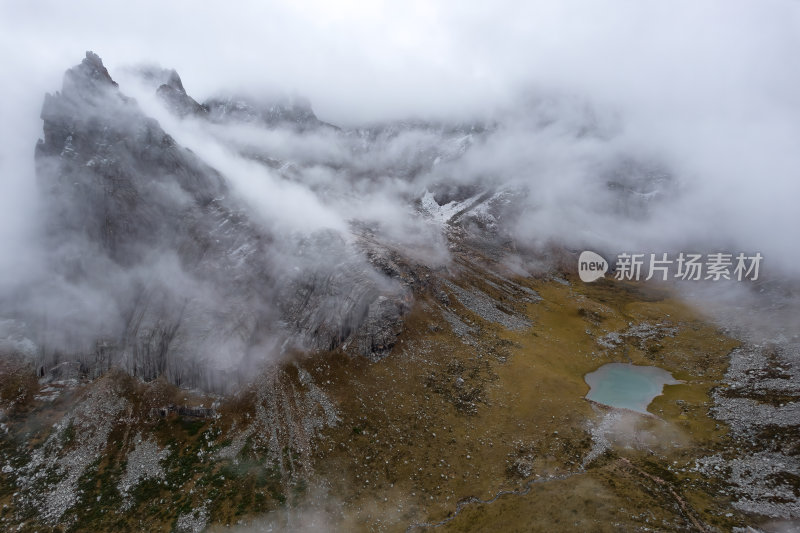 四川阿坝州莲宝叶则石头山晨雾高空航拍