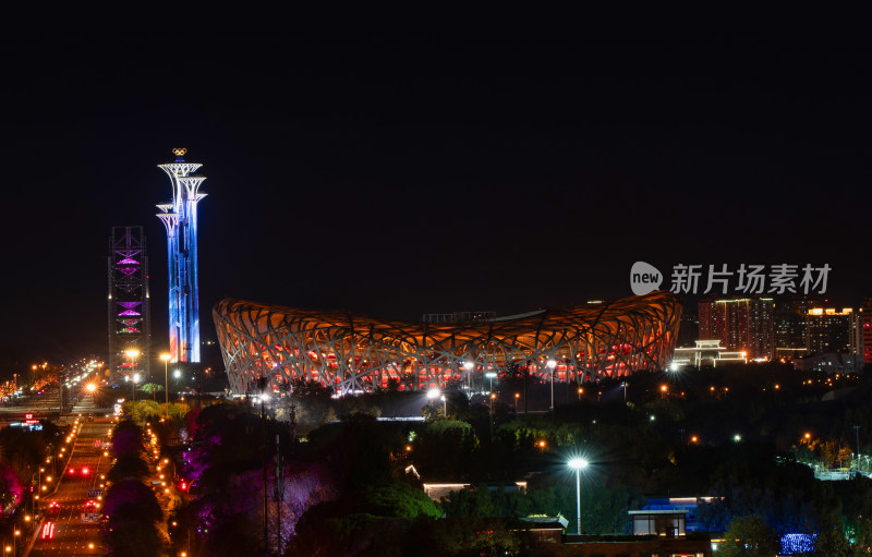 北京夜晚亮灯的鸟巢与玲珑塔