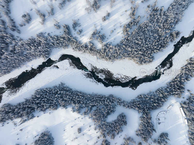 航拍冬季新疆喀纳斯河雪景