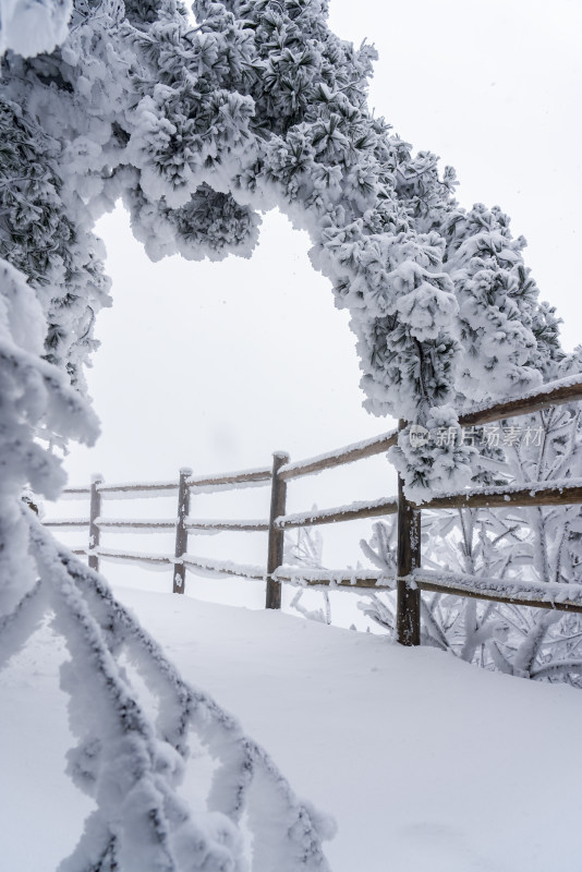 寒冷冬季景区雪后栈道