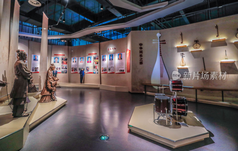民族乐器人物雕像展览馆内景