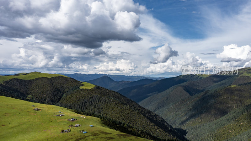西藏高原山地乌云下的草原丘壑