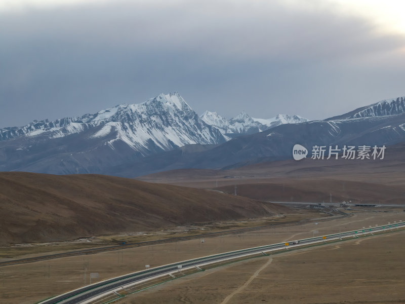 西藏那曲念青唐古拉山青藏公路高空航拍