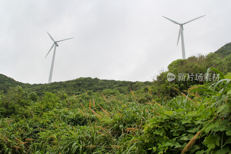 山坡上的风力发电机
