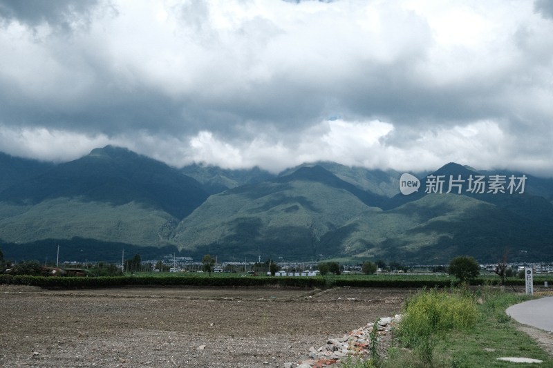 多云天气下的山间开阔地景色