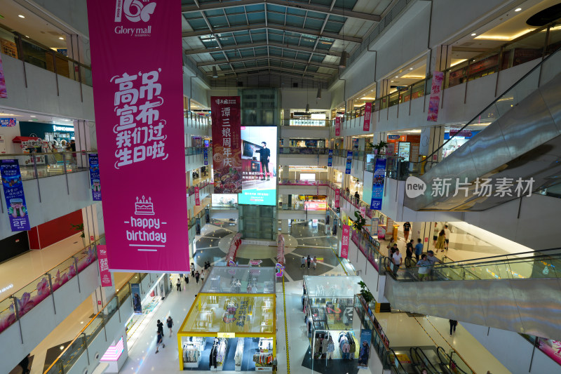 商场内部场景及行人活动画面