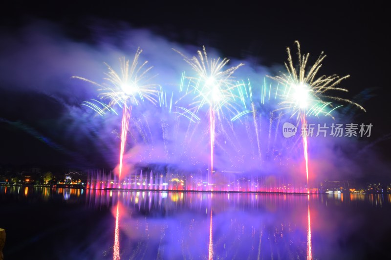 长沙浏阳烟花湖面夜景烟花绽放倒影