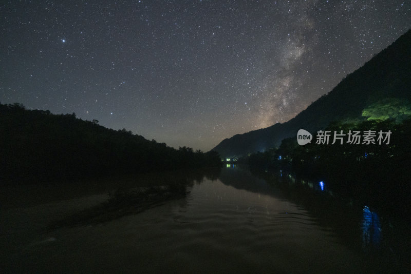 星空下的山间河流静谧夜景