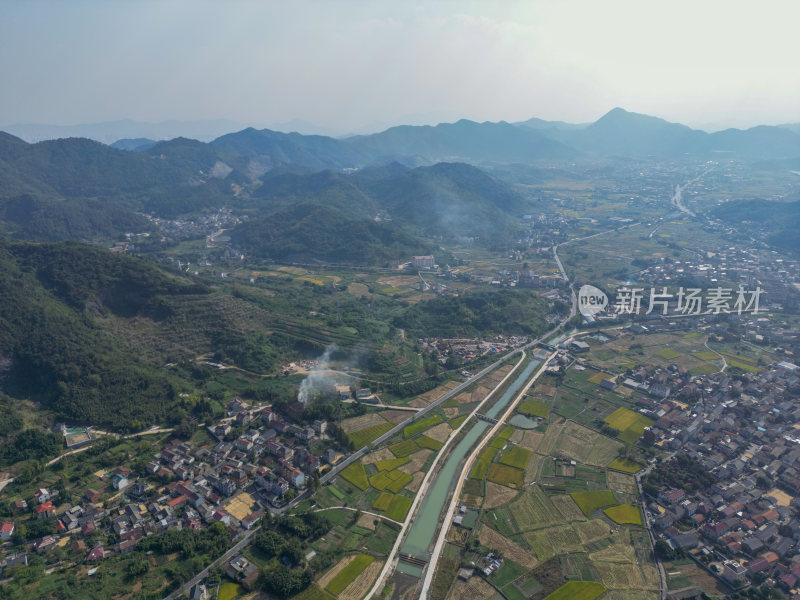 航拍蓝天白云下的青山河流村庄风光