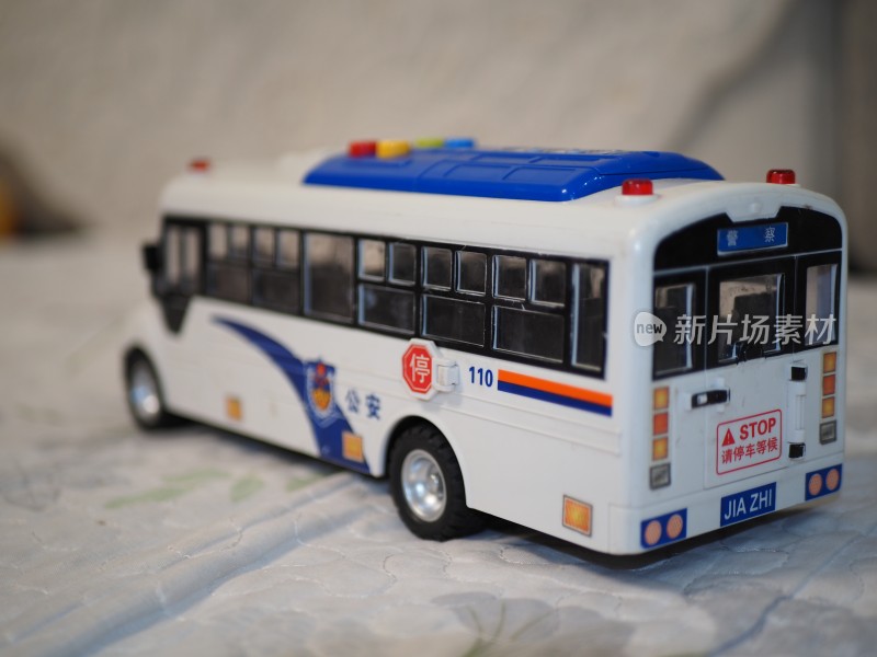 公安主题玩具校车模型