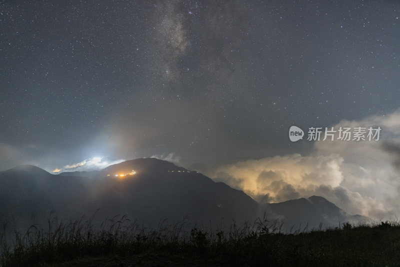 武功山山间夜景星空璀璨云雾缭绕的壮观景象