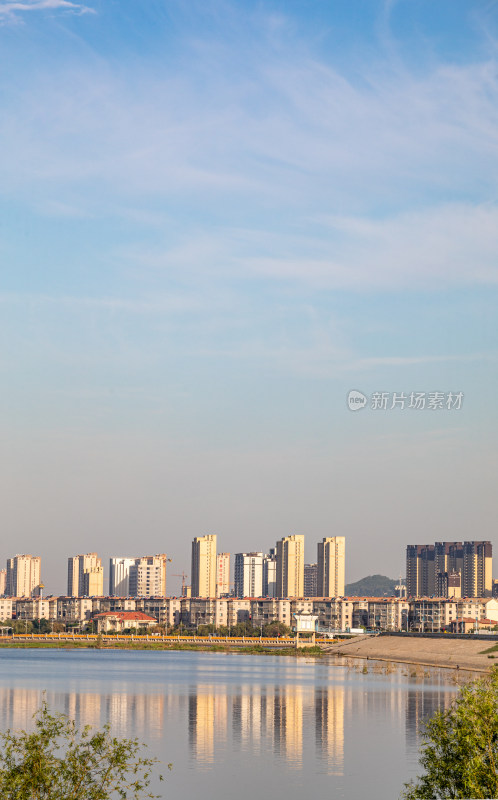 山东济宁邹城孟子湖城市建筑倒影景观