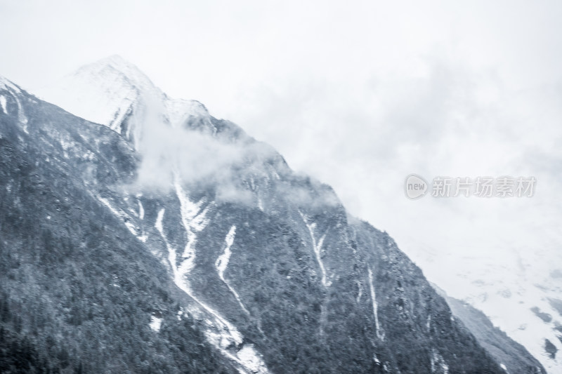 云南梅里雪山雨崩村雪景