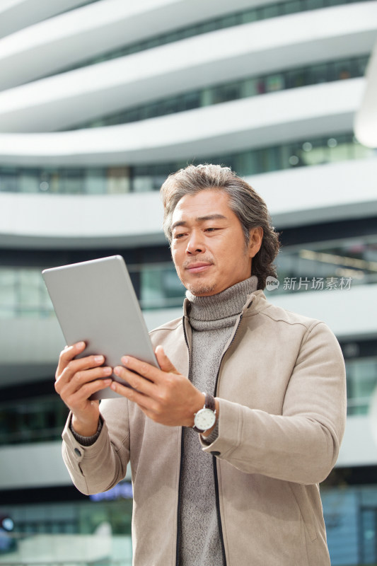 商务男士用平板电脑