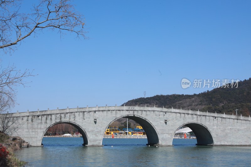 水上石桥景致优美的户外风光