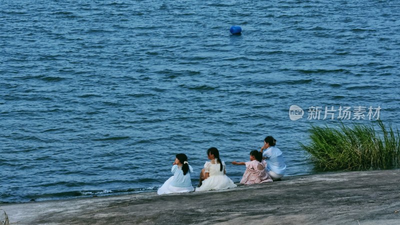 水边的四人静坐赏景