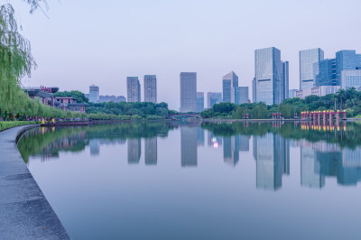 佛山千灯湖公园湖泊树林与城市高楼建筑