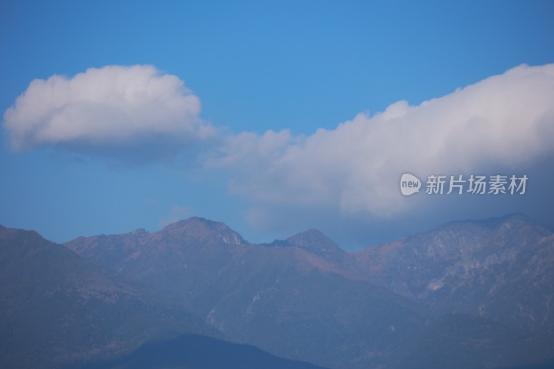 蓝天白云下的连绵山脉苍山洱海壮丽景象