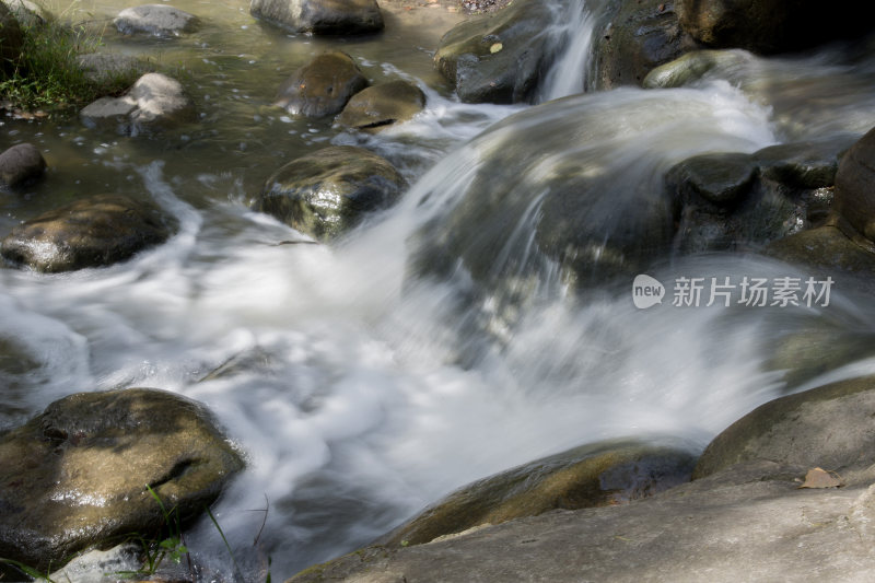 小瀑布场景特写