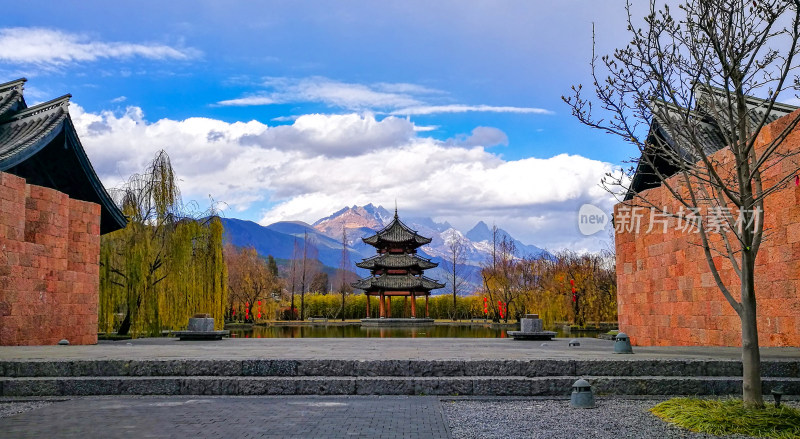 云南丽江悦榕庄及背后的玉龙雪山