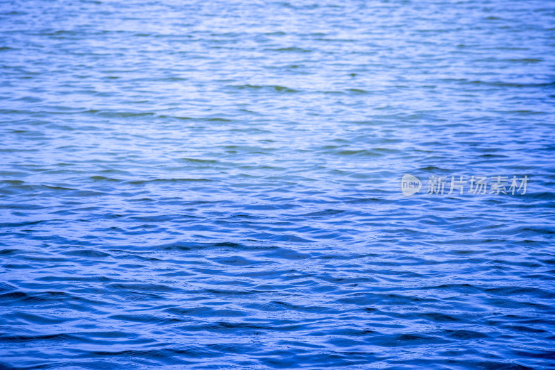 蓝色湖面水波