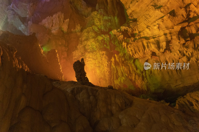 广西桂林喀斯特地貌溶洞-灯光照射的钟乳石