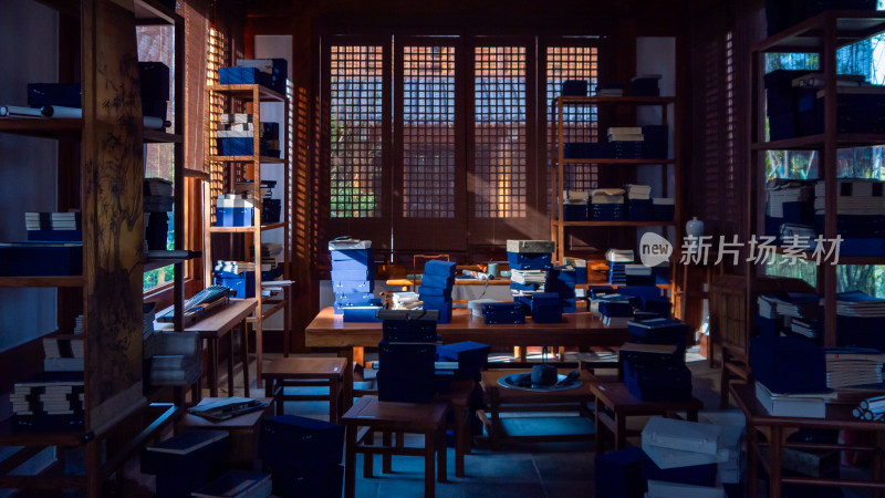 中式书房古籍书架场景
