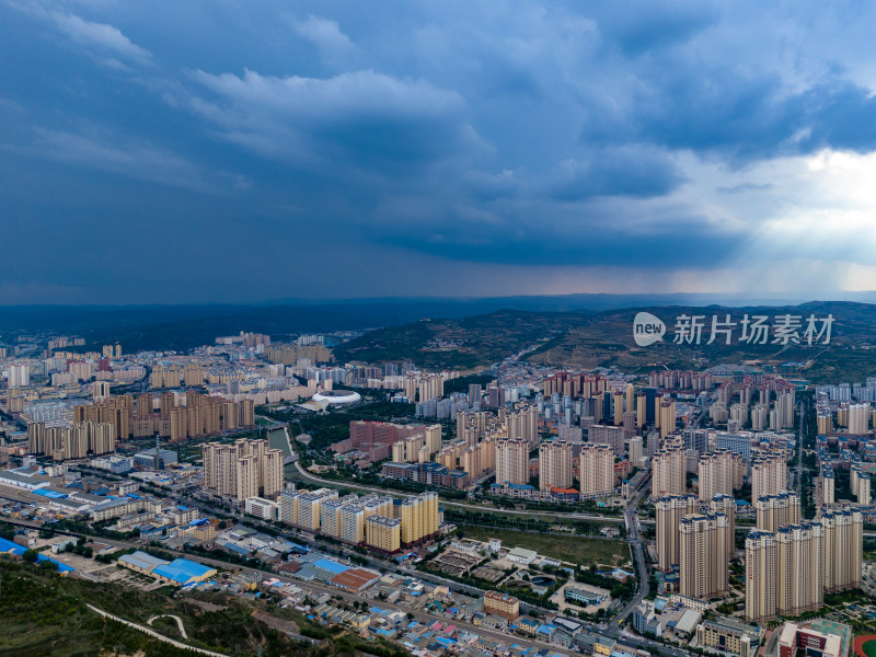 城市乌云雨季航拍图