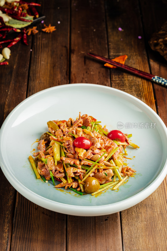 中餐美食一盘川味小炒鸡杂