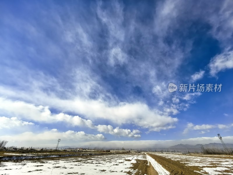 雪后旷野蓝天白云的开阔景象