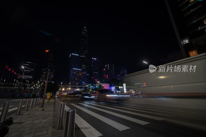 城市街道夜景下的高楼与车流光轨