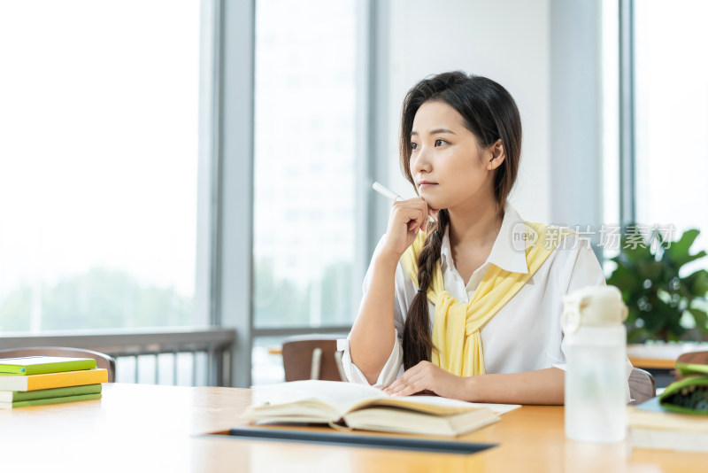 年轻女子在读书