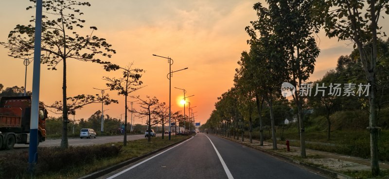 日落时分的郊外公路景象