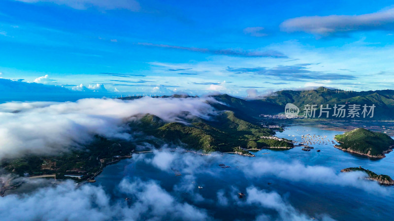 广东汕头南澳岛海上岛屿清晨云海航拍图