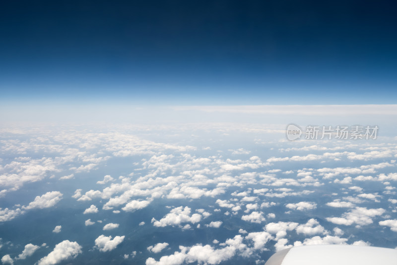 从高空拍摄蓝天白云天际线