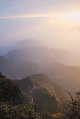 峨眉金顶晨光山峰