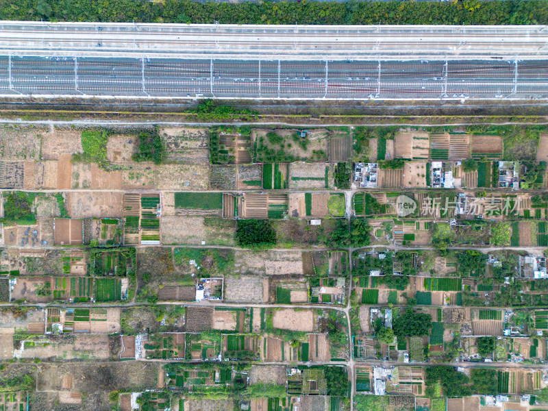 航拍城市郊野铁路旁田园风光错落有致