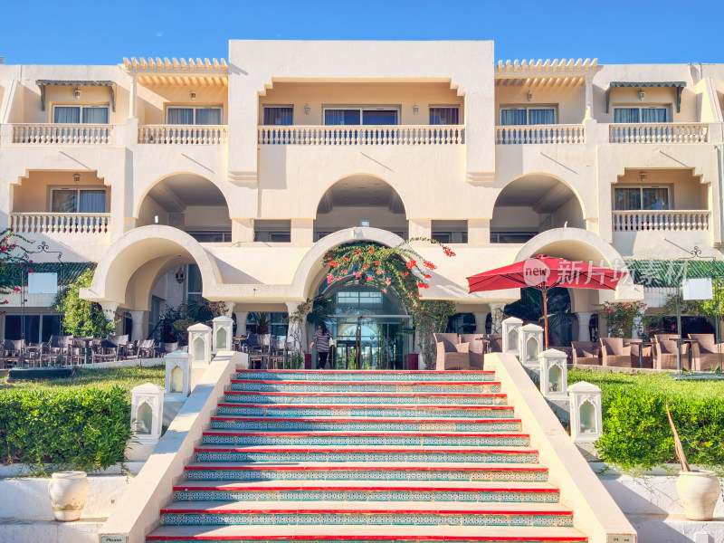 度假酒店外观及门前台阶景观