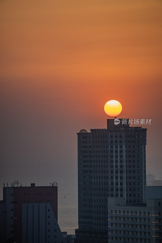 青岛信号山公园红瓦绿树碧海蓝天黄昏日落