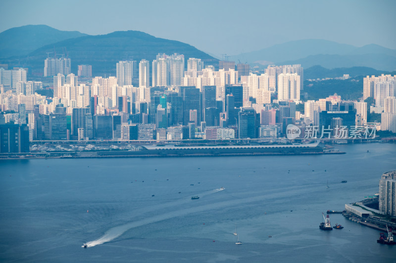 中国香港太平山顶看维多利亚港城市建筑风光