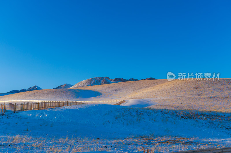 新疆冬季赛里木湖雪景雪山冰湖蓝冰日照金山