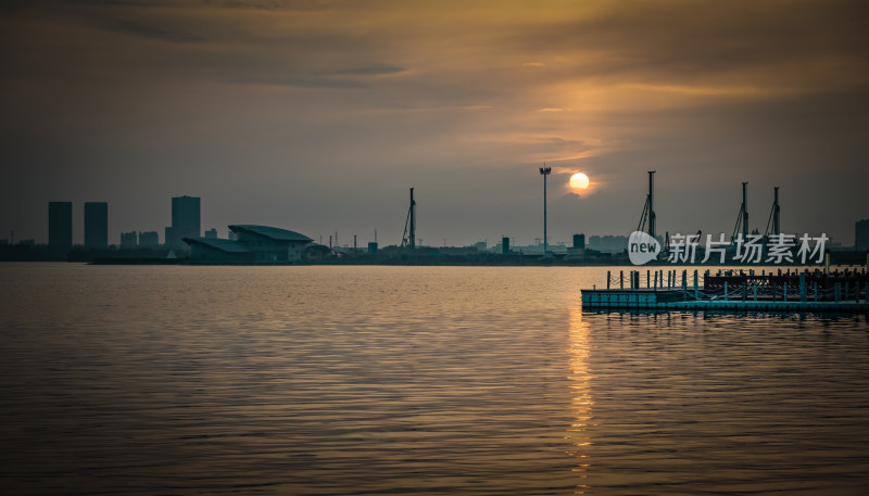 湖畔日落城市建筑远景