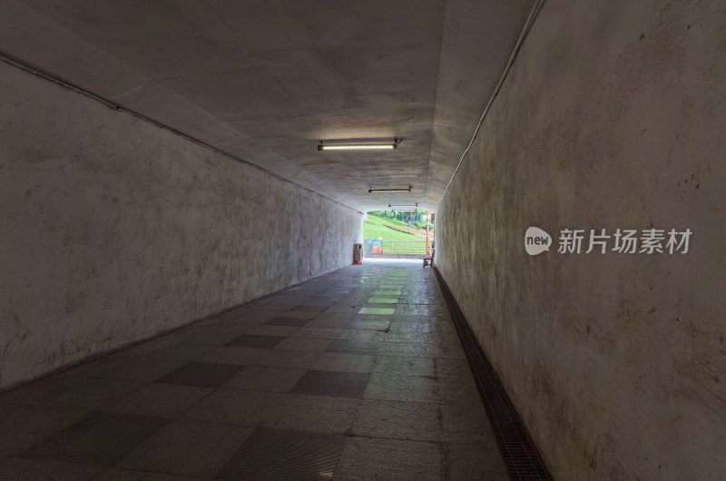 广州城市地铁站室内隧道通道