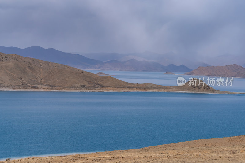 西藏山南羊卓雍措圣湖神湖蓝色藏地圣湖雪山