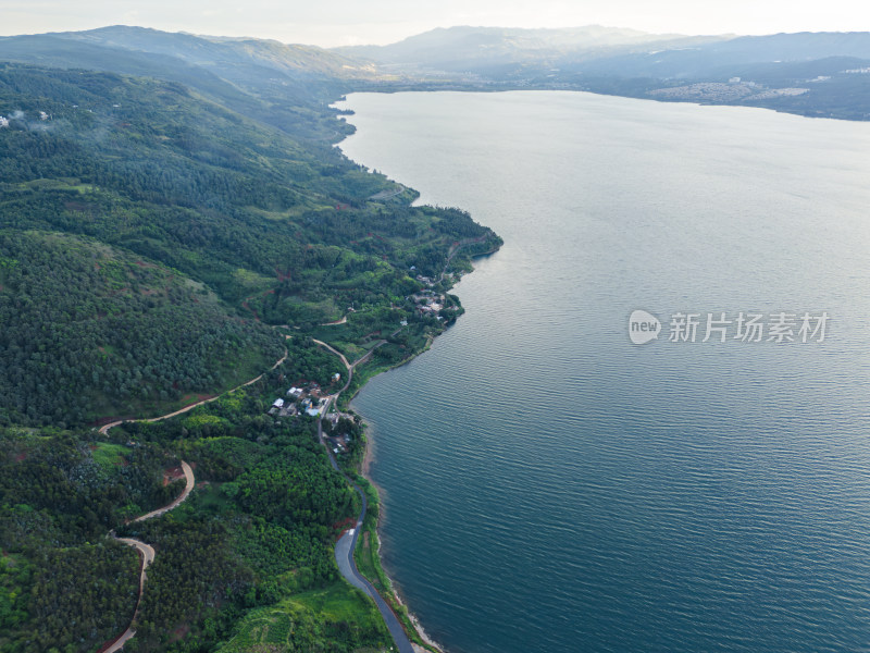 航拍蜿蜒山路与碧蓝湖泊