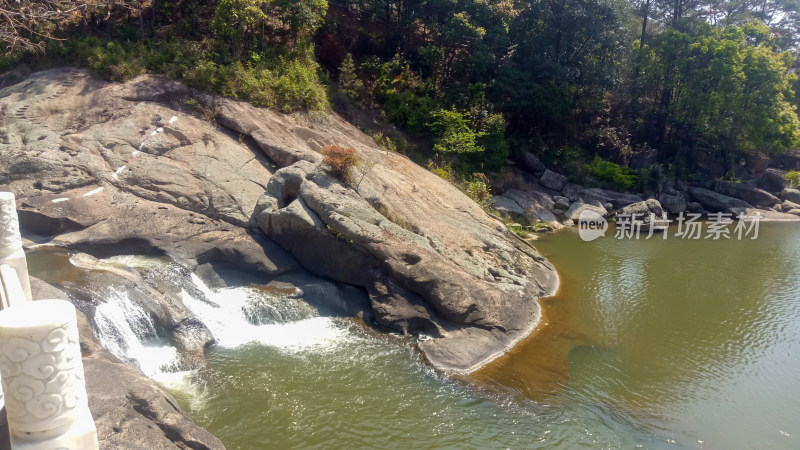 山间溪流岩石自然景观