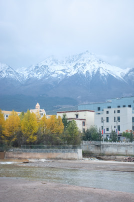 青海祁连山脉秋天的森林雪山自然风光