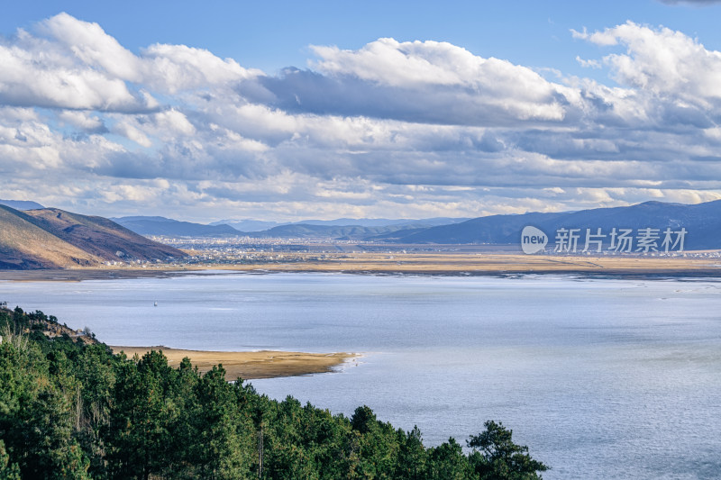 云南香格里拉纳帕海湖泊风景